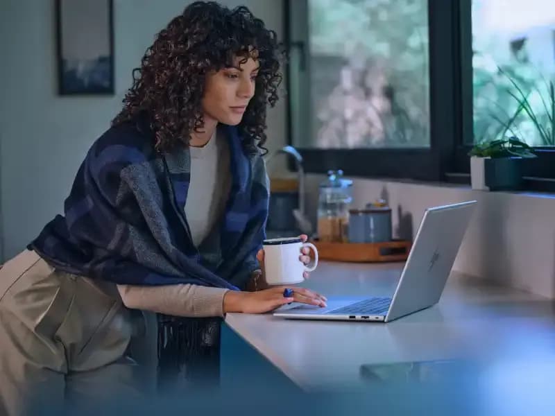 Kona að vinna á HP EliteBook fartölvu
